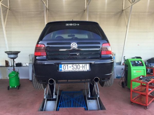Golf Мк4 с V10 двигател от Audi RS6. Мощността е 1250 к.с.