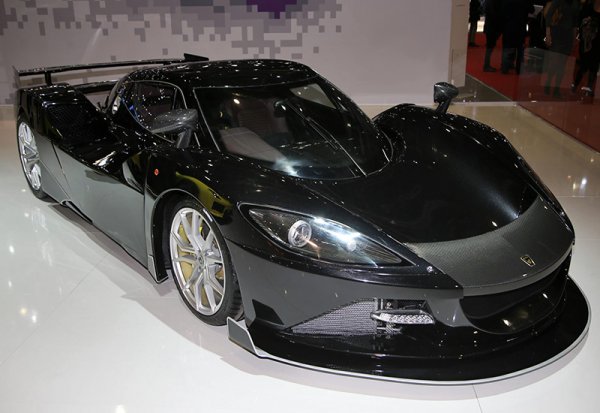 Британската Arash Motor Company показа през 2016 г. на автосалона в Женева суперхибрида AF10. Той е оборудван с 6,2-литров V8 с мощност 912 к.с. и 1200 Нм, както и с 4 електромотора по 220 киловата (299 к.с. и 270 Нм). Сумарната мощност на агрегата е 2108 к.с. и 2280 Нм, които осигуряван ускорение от 0 до 100 км/ч за 3 секунди, а до 370 км/ч - за 27 секунди.

В конструкцията на шасито и на каросерията на AF10 се използват карбон, алуминий и арамид. В блока на цилиндрите на V8 мотора е поставен механичен компресор. Електрическите двигатели се захранват от батерия Kreisel с течно охлаждане. Окачването отпред и отзад е на двойни напречни лостове. Има и хидравлична система, който повдига при нужда колата за преодоляване на неравности на пътя.
