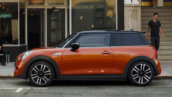 (11 933 продадени автомобила, спад с 33,9%).