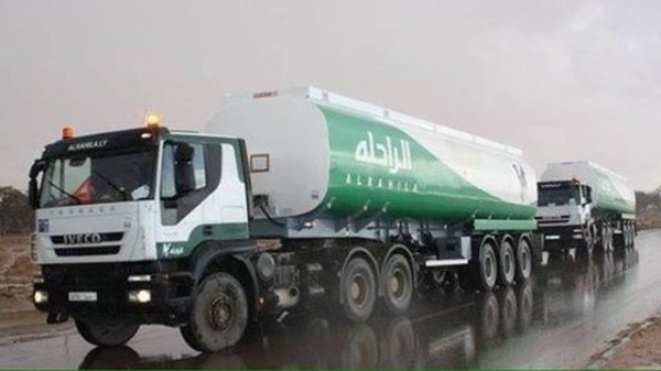 Венесуела е в парадоксалната ситуация да е страната с най-големи доказани нефтени запаси в света, но да не може да се възползва пълноценно от тези богатства по политически причини. Цената за литър бензин е едва 3 европейски цента - но гражданите имат право само на строго ограничен лимит от гориво месечно, а на черния пазар цените са драстично по-високи. 
