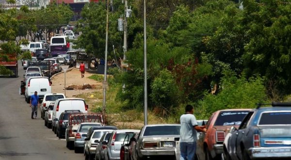 Либия разполага с най-големите нефтени запаси в Африка - над 48 милиарда барела, доста над тези на Нигерия. Това обяснява и нездравия интерес на всички "велики сили" към тази държава. Както и усилените опити на всяка от тях да саботира производството във вреда на останалите. За местните хора цената на петрола е 0.028 евроцента за литър. 