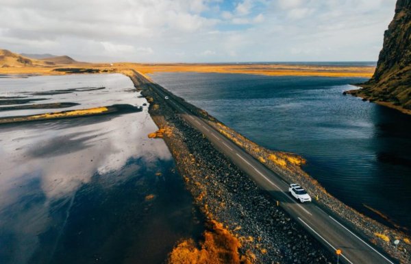 Исландия разполага с евтина и неограничена енергия от геотермални и водноелектрически станции, и логично не желае да насърчава вноса на петрол. Актуалната цена от 2.12 евро за литър бензин е постигната с един от най-високите акцизи в света.