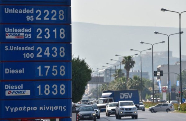 Както стотици хиляди българи добре знаят, в Гърция горивата са осезаемо по-скъпи. В момента литър А95 струва средно 1.84 евро. Основната причина е в акцизите: под натиска на т. нар. "Тройка" Атина трябваше да въведе ставка от 0.70 цента за литър, четвъртата най-висока в ЕС след Нидерландия, Италия и Финландия. 
