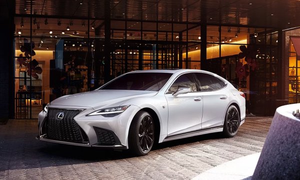 Настоящият Lexus LS няма оценка за качество и надеждност от J.D. Power, но версията преди фейслифта получи 79 от 100 възможни. Моделът е от 2019 г., като е изтеглян четири пъти - два пъти заради горивна помпа и заради въздушни възглавници. Самата сервизта акция засегна повече от 3 млн коли на Lexus и Toyota.
