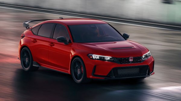 Honda Civic Type R от 2024 все още не е изтеглян и не е генерирал оплаквания от водачи, но моделът от 2023 влезе в сервизите заради лошо заварена рамка на седалките. Резултатът за надеждност е висок - 82/100, а годишната поддръжка на модела струва на собственика около 370 долара.
