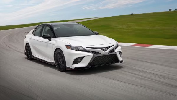 Тази версия на популярния седан е още по-здрава - 86/100, но вече записа една сервизна акция заради  лоша заварка в рамката на задната седалка. Toyota получи оплаквания от потребители заради качеството на изработката, включително течащи люкове и топяща се пластмаса на страничните огледала. Годишната поддръжка на Camry се оценява на 388 долара.
