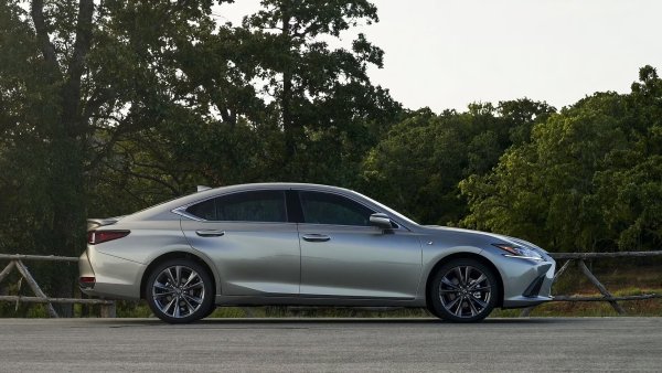 Оценката на J.D. Power е 88/100, като моделът Lexus ES 350 беше изтеглен за дефектни изображения на камерата за задно виждане. RepairPal изчислява годишни разходи за поддръжка от 468 долара, като подмяната на сензори на резервната предупредителна система е най-скъпият ремонт - до 2115 долара. Редовият четиримоторен ES 250 не е бил изтеглен нито веднъж за моделната година 2024, но генерира само скромните 203 к.с.
