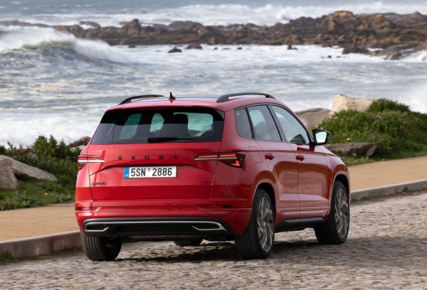 Независимо дали взимате новороденото бебе от болницата, или пък вече пораснало го прибирате от първото посещение в дискотеката, Karoq е вашият избор.

Експертите препоръчват употребявана бензиновата Skoda Karoq 1.5 TSI ACT SE. В отлично състояние може да я намерите и до 18 000 евро.