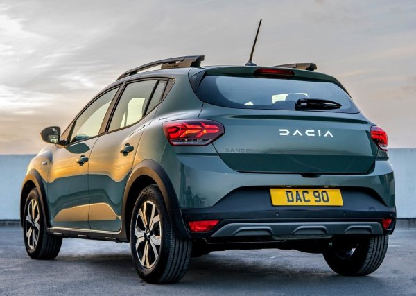 Това е доста семпла кола, което е в нейна полза, тъй като има по-малко възможности за грешки. Турбодвигателят с обем 0,9 литра е изненадващо добър, защото автомобилът е лек. 

Не е бърз или голям, но е икономичен и достъпен. Предпочитан е моделът Stepway, защото е с повдигната позиция на шофиране, която осигурява чудесна видимост към пътя. 