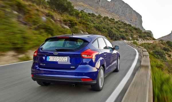 Не може да има класация за семеен автомобил без модела, за който се роди виц, че запалил веднъж зимата и го кръстили Focus.  Той е толкова позната гледка по пътищата, защото е практичен и функционален, каквато кола бихте очаквали от Ford. 