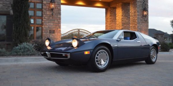 Този модел е класически суперавтомобил Maserati с дизайн на легендарния Джуджаро и V8 двигател с мощност 330 коня.