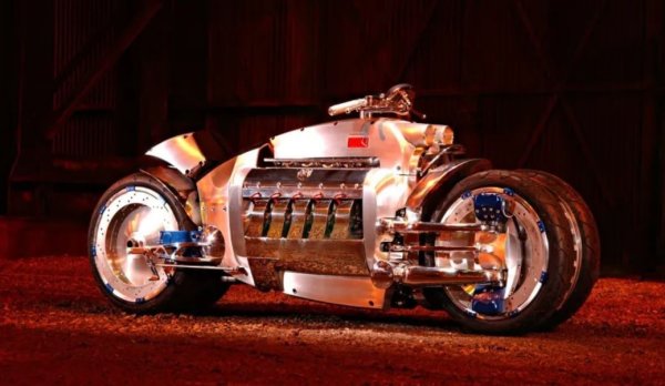 Tomahawk започва като разговор в обедната почивка между двама служители на Dodge, след което се превръща в серия от скици, последвани от напълно функционален концептуален автомобил.
Въпреки че да го наречем мотоциклет е малко претенциозно, четириколесното чудовище включва кормило и се държи като двуколесен звяр.
