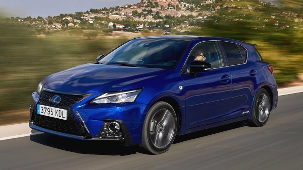 Кога за последен път видяхте Lexus CT? Вероятно не е било скоро, въпреки че конкурентът на VW Golf се продава от 2011 г. С дължина от  4360 мм хембекът CT разчиташе изключително на хибридно задвижване от третото поколение на Toyota Prius. Мощността на агрегата беше 136 к.с., но и това не помогна и след 10 години на пазара японците се отказаха.
