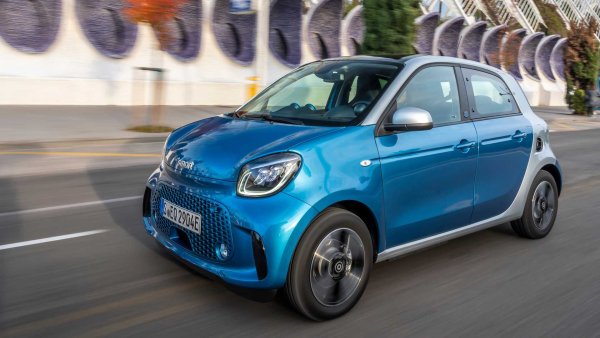 Второто поколение на Smart Forfour също достигна края на жизнения си цикъл. Започнал с бензинови двигатели през 2014 г., дългият 3550 мм модел с 5 врати се предлага само в електрически вариант от 2019 г. Мощността му е 82 .к.с. Технически вторият Forfour е тясно свързан с Renault Twingo и слезе от конвейера заедно с нето. Бъдещето на марката Smart е в Китай, където се подготвя компактен електрически SUV.