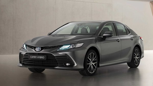 В САЩ Toyota Camry е абсолютен хит, но в Европа играе само допълнителна роля. С хибриден бензинов двигател с мощност 218 к.с. Toyota се надява на продажби на компании с големи автопаркове &ndash; като такси-служби, например. Колата с дължина 4890 мм предлагаше много за парите си, но не звучеше толкова престижно колкото BMW, Mercedes и Audi. 