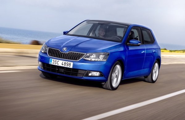 Третото поколение на Fabia, произвеждано от 2014 до 2021, споделя компоненти с Volkswagen Polo, но предлага повече пространство отпред и по-голям багажник. Корозията практически не го засяга, а интериорът старее бавно. Най-популярният двигател тук е трицилиндровият 1.0 TSI от семейството EA211.

Това е разумен избор в този клас, но трябва да сте наясно, че 1,0-литровите двигатели са малки и съответно животът им е по-кратък. В градски условия такава Fabia ще работи отлично, особено ако е поддържана добре.