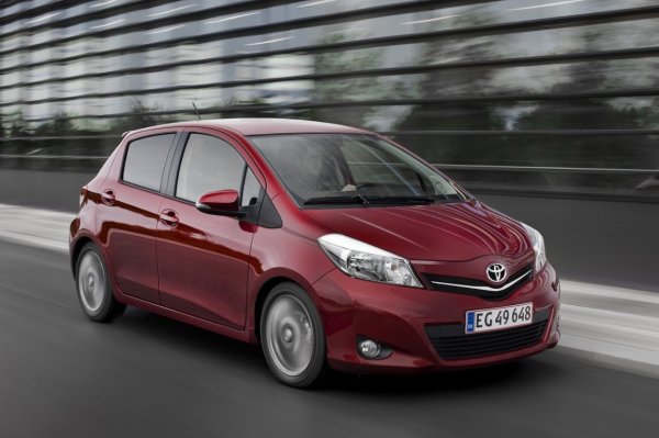 Третото поколение Yaris (2011-2020) е синоним на безотказна работа, а най-голямото му предимство на следпродажбения пазар е хибридният вариант. Той комбинира бензинов агрегат с електрически мотор и безстепенно променлива трансмисия, благодарение на което може да гори по-малко от 4 литра в града, като едновременно с това освобождава начинаещия шофьор от стреса при смяна на предавки и тръгване нагоре. 