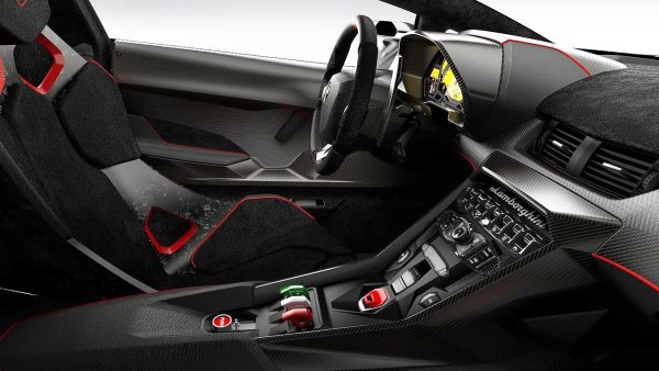 Комбинацията от каросерия от въглеродни влакна и V12 със 750 к.с. осигурява брилянтна производителност. Той не само има максимална скорост от 355 км/ч, но също така има управление като на състезателна кола в завоите. Феручо Ламборгини със сигурност би се гордял с тази кола.