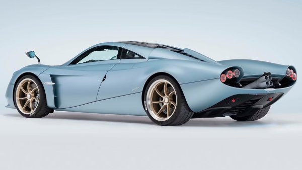 Pagani Huayra е много специален автомобил. Но Pagani Huayra Codalunga е още по-специален, само с пет екземпляра, направени някога. Суперколата е създадена, за да отдаде почит на Porsche 917 - любимата кола на Орасио Пагани. Codalunga се отличава с поръчкова каросерия с традиционния дизайн на 917 с дълга опашка. И петте автомобила са продадени още преди първата единица да бъде произведена, като запалените клиенти на Pagani са готови да дадат пари за уникалната версия.