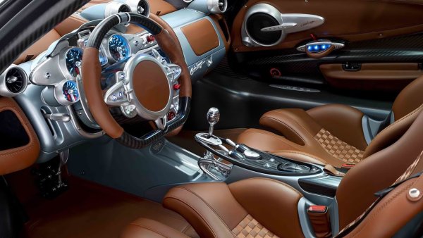 Цветът е винтидж Porsche 917, както и централният заден ауспух (въпреки че Pagani има четири тръби, вместо две на 917). Codalunga получава същия 6,0-литров двигател Mercedes-AMG с двоен турбокомпресор, който осигурява 840 к.с. Това е достатъчно за максимална скорост от 350 км/ч.