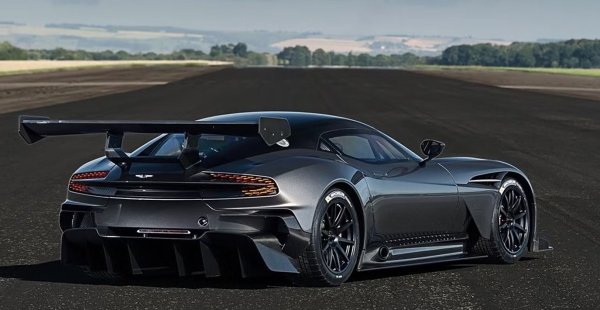 Грандиозен автомобил за състезателната писта. Това е Aston Martin Vulcan от 2015, от който са направени само 24 екземпляра, като този брой представлява всеки час от легендарното състезание "24 часа на Льо Ман". Vulcan не е разрешен за движение по пътищата и разполага със състезателно окачване с тласкащ прът и регулируеми амортисьори Multimatic Dynamic Suspension Spool Valve (DSSV), регулируема спирачна система и контрол на сцеплението, който може да се регулира според условията (или куража на пилота). Със своите аеродинамични помощни средства Vulcan генерира нива на притискаща сила, които съперничат на състезателен автомобил GT3.