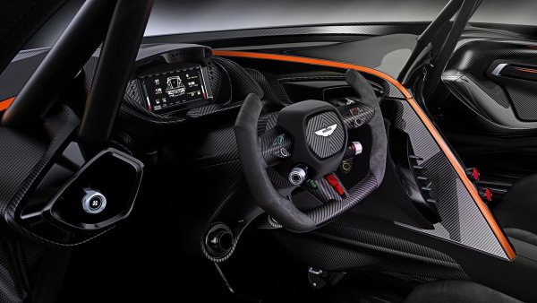 След това има и атмосферен двигател с мощност 831 к.с., развъртащ се до над 8,000 об/мин. Vulcan не е разрешен за движение по пътищата, но собствениците на 24-те бройки всъщност могат да държат колите си в собствен гараж (за разлика от някои други автомобили, създадени само за писта).