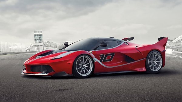 Задвижване - 6,3-литров V12 двигател и електромотор

Мощност - 1050 к.с.

Въртящ момент - 900 Нм

Максимална скорост - 340 км/ч