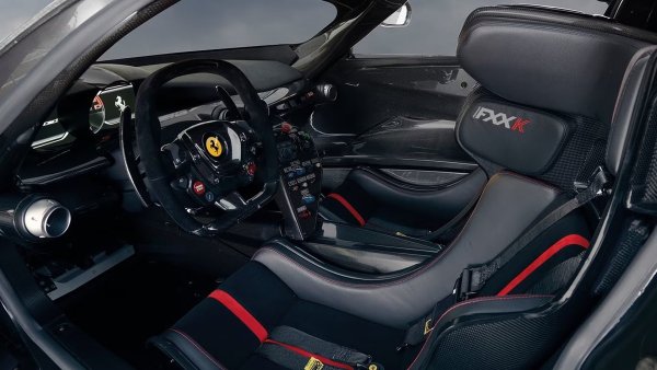 Автомобилът разполага и с някои технологии от Формула 1, като електронен диференциал E-Diff, контрол на сцеплението F1 и състезателна ABS спирачна система. Хибридната система е настроена за използване на пистата и дори разполага с KERS (система за възстановяване на кинетична енергия), използвана от отбора от Формула 1. Произведени са само 40 бройки от Ferrari FFX K.
