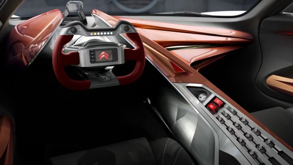 Първоначално концепцията със система за задвижване на водородни горивни клетки, която очевидно не би била достатъчна за използване на пътя. Така че тази система беше заменена от изцяло американски, 5,4-литров V8 двигател на Ford с 660 к.с. Предполага се, че седемстепенна секвенциална скоростна кутия изпраща мощността към четирите колела. В крайна сметка, изглежда, са направени само две коли - оригиналния шоу автомобил и версията V8. Някои казват, че колата принадлежи на лоялен клиент на Citro&euml;n, който няма нищо против, че компанията я използва за маркетингови цели. Други смятат, че се пази далеч от любопитни очи в тайния склад на френската марка.