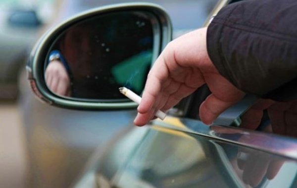 За възрастните хора пушенето по време на шофиране е опасно, защото може да провокира внезапен инфаркт, при който човек лесно губи съзнание. Ако шофьор, дори и с ниска скорост, попадне в такава ситуация, можете само да си представите какво ще се случи след това.  

Подобно предупреждение важи не само за пушачите. Тези, коитострадат от исхемична болест на сърцето и атеросклероза, стенокардия и хипертония, които са претърпели инфаркт, трябва да спрат да карат кола, като по този начин не излагат собствения си живот и живота на други хора до пряка и сериозна опасност. 