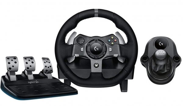 Едно е да играете Need for Speed с джойстика, и съвсем друго - с истински кожен волан, комплект спортни педали и скоростен лост. Воланът в този Logitech Dual-Motor наподобява максимално истинското нещо благодарение на стоманените лагери в него. Преди празниците комплектът бе намален до около 200 евро в големите търговски сайтове.
