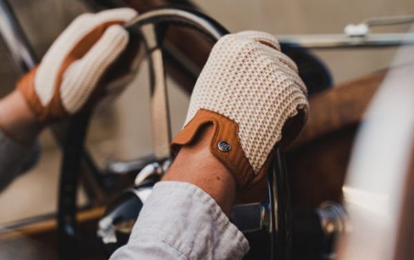 Всеки сериозен "карач" трябва да си има и чифт професионални ръкавици, които да предпазват ръцете от изпотяване и да осигуряват напълно надежден захват на волана. Този чифт от Autodromo е от най-добрите образци, проветрив и само от естествени материали. Цената е подобаваща - около стотина евро. Но има и далеч по-достъпни варианти. 
