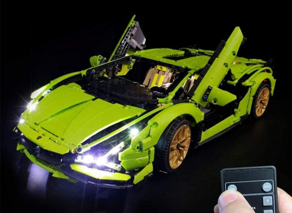 За истинските маниаци Lеgo предлага и комплекти Technic. Моделът на суперхибрида Lamborghini Sian например включва 3700 отделни части, отнема трийсетина часа да се сглоби, и накрая ще ви даде автомобил не само с отварящи се врати, но и със скоростен лост, който се превключва, и 12 цилиндъра с бутала, които се движат. Подвижен е даже задният спойлер, точно като при истинската кола.
