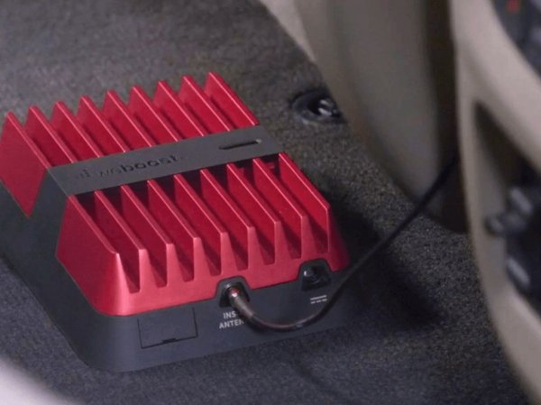 Ако уикендите или делниците ви отвеждат на места, където GSM-покритието едва осигурява една жална чертичка, може да извлечете полза от този weBoost Drive Reach Cell Signal Booster. Усилвателят на сигнала ще ви гарантира възможност да се обадите в движение, където и да сте - поне в България. Не бихме гарантирали за Източен Сибир. 
