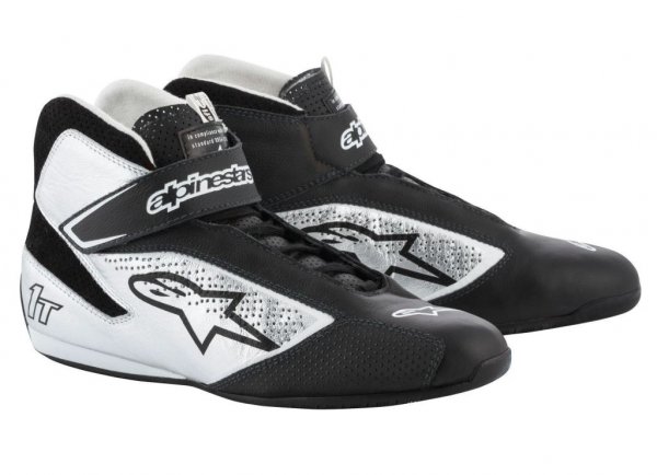 За онези, които сериозно са се заели с пилотирането, или просто се изживяват като Михаел Шумахер, добър подарък са професионалните пилотски обувки като тези Alpinestars Tech-1 T. 
