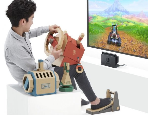 Две в едно от Nintendo - този Labo Vehicle Kit ще ви осигури напълно функционални волан и педали за игри като Mario Kart 8 - само че първо трябва да запретнете ръкави и да си ги сглобите сами. 
