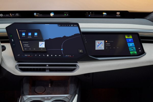 За пръв път в Х5 дебютира и т. нар. Passenger Screen - втори екран за пътника вдясно, на който той може да играе игри, да гледа YouTube и въобще да се забавлява, както поиска. 
Освен това инженерите на BMW са въвели една много любопитна функция, която следи очите на водача, и ако го улови в движение, че гледа към пътническия екран, ще го изключи временно.
