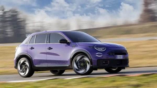 Тунингованата версия на електрическия Fiat 600 ще е най-мощната серийна кола в 75-годишната история на ателието Abarth. Повечето компоненти са споделени с обикновения Fiat, разбира се - но не и електромоторите с по 240 конски сили. 
Успоредно предстои представянето на хибридния 600. 
