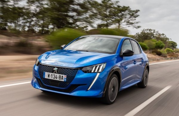 Относително по-малката батерия от повечето конкуренти първоначално забавяше продажбите на електрическата версия на 208, но и тя засилва темпото към края на годината, с 3274 нови регистрации през ноември. 
