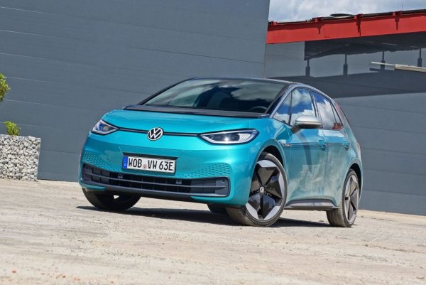 Първият модел от изцяло новата електрическа гама на VW се забави доста заради проблеми със софтуера и производството, и на практика дебютира на основните пазари едва през септември. Но оттогава се продава със завидни темпове, и през ноември всъщност е вторият най-популярен електрически модел в Европа с 8 496 регистрации - с почти 3500 повече от Tesla Model 3. 

