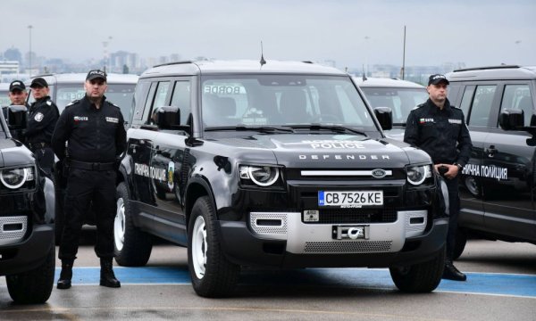 Пазарен дял: 0.9%

Една голяма поръчка от гранична полиция за 160 бройки Defender върна марката в Топ 20 след продължително отсъствие, и й носи 140% ръст на годишна база. Но след това продажбите се върнаха към нормалното си темпо и пазарният дял е намалял с една десета спрямо юли. Новият Range Rover се радва на добро търсене. 

Най-продавани модели:
Land Rover Defender - 175
Range Rover - 83
Range Rover Sport - 36
Range Rover Evoque - 20
Land Rover Discovery Sport - 13

