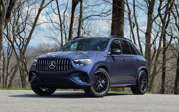 Пазарен дял: 3.6%

Mercedes продължава да се радва на непрекъснат ръст у нас вече шест години, откакто смени вносителя ("Силвър стар" вместо "Балканстар"). Но тази година ръстът се стопява до скромните 5%, и марката с трилъчата звезда все повече изостава в премиум сегмента от отколешния съперник BMW. Но GLE си остава най-продаваният премиум модел в България. 

Най-продавани модели:
GLE - 243
GLS - 184
Sprinter - 178
GLC - 177
E-Class - 75
G-Class - 69
S-Class - 58
C-Class - 48
