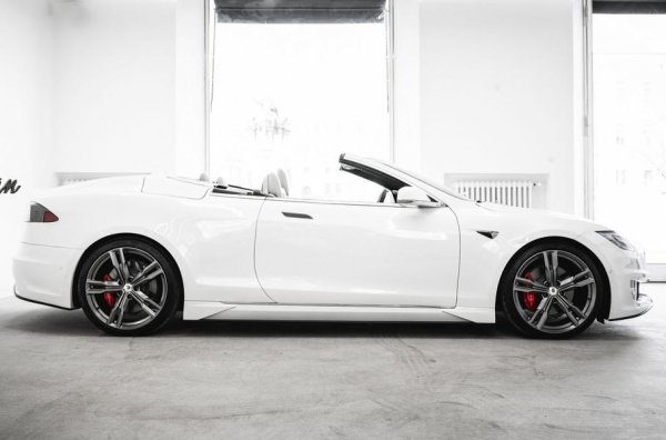 Задната седалка с две места е изработена специално за този кабриолет. В салона преобладава бяла кожа, с контрастни оранжеви акценти. Външността е разкрасена с оригинални брони и прагове, изработени от карбон, както и от "авторски" 21-инчови джанти.