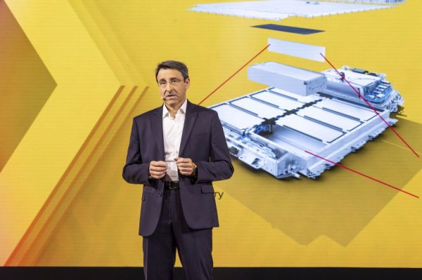 На теория електромобилите звучат като добро решение за Европа: нулеви емисии в градовете, по-ефективно използване на енергията от вятър и слънце, намаляване на зависимостта на ЕС от вноса на горива, който сега е на стойност 1 милиард евро... на ден. Има още проблеми в областта на инфраструктурата, генерацията на електроенергия и адаптирането на електропреносните мрежи, но те са решими. 
Онова, за което все още няма решение, е цената на самия електромобил. "Ако се опитам да обобщя положението с електромобилите днес, то е много просто: цената на автомобила зависи от цената на батерията", каза в разговор с Automedia.bg Филип Брюне, вицепрезидент на групата Renault по задвижването (на снимката).
