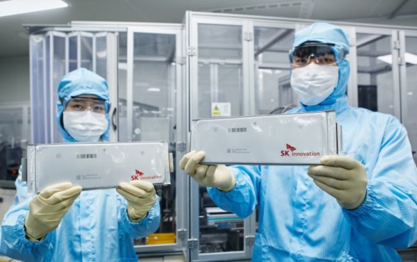 "Грубо казано, батерията е 50% от цената. Само батерията. Докато при конвенционалните автомобили двигателят е между 20 и 25% от себестойността. А при електромобила към батерията трябва да добавим и електромотора, и силовата електроника. Докато цената на батерията не се понижи до подобни стойности, няма да сме в състояние да предложим електромобил на наистина ниска цена... Възможен е бюджетен електромобил, но в днешните условия това означава малък електромотор и малка батерия". Добър пример е актуалният Citroen Ami - с две места, 8 конски сили, 45 км/ч максимална скорост и до 70 км пробег с едно зареждане на батерията. Но не всеки би определил това нещо като "автомобил". 
