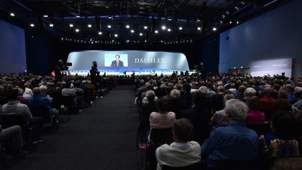 Автомобилните компании обичат да цитират външни фактори, когато трябва да оправдаят по-високите цени. Но истината е, че има и вътрешни - най-вече растящият натиск от акционерите. В миналото повечето автомобилни производители бяха семейни фирми. Днес са завладени от финансови инвеститори, които искат по-голяма възвръщаемост. Volkswagen например години наред работеше с марж на печалба от порядъка на 2-3%. Но сравнението с Toyota и нейните 15% подложи няколко поредни ръководители на германския концерн на твърде голям натиск. Днес всеки иска да продава в по-високите сегменти, с по-голям марж. Peugeot вече го постигна, сега същото е в основата на плана за трансформация на Renault. Това обяснява и все по-бързото оредяване на сегмента на малките автомобили - при повишаващите се технически изисквания те вече просто не са рентабилни. Неотдавна шефът на Skoda Томас Шефер пресметна, че при новите екостандарти един автомобил трябва да струва поне 23 000 евро, за да носи печалба. 
