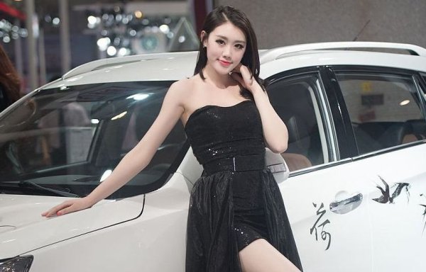 От 90-те години до днес производственият капацитет на автомобилната индустрия на практика се е удвоил. Повечето компании имат заводи в излишък. Моделът на постоянно растящи продажби с все по-малък марж работеше най-вече заради бързото развитие на нови пазари, начело с китайския. Но сега Китай има собствена автомобилна индустрия, която дава сериозен отпор на европейци, японци и американци. Намаляването на продаваните количества неминуемо тласка цените нагоре. 
