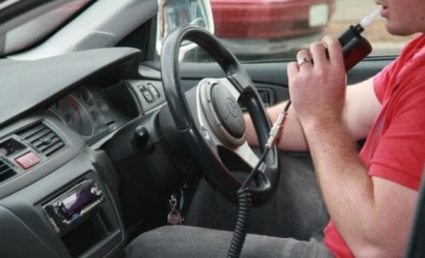 Още една специфика на европейския пазар, заради която колите са по-скъпи тук, отколкото в Америка. Европейският съюз не само затяга стандартите за емисии, но постоянно разширява списъка със задължително оборудване. Това започна навремето с предпазните колани, ABS и системите за електронна стабилизация. Днес задължителни са датчиците за налягане в гумите и автоматичното сигнализиране при злополука. От средата на 2022 задължително оборудване ще са: дрегерът за алкохол в колата, който ще блокира запалването при положителен резултат; камерата, която да следи дали шофьорът внимава; система за автоматично спазване на максималната скорост, която няма да ви позволява да превишавате; система за видеорегистрация на движението; още по-прецизни датчици за гумите, и още няколко подобни добавки. Кой ще плаща за всички тях? И сами знаете отговора. 
