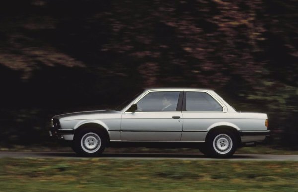 Дори и за богатите западноевропейци сегашните цени на новите автомобили са твърде високи. Едното доказателство е, че през последните два месеца най-продаваният модел на континента е Dacia Sandero. Другото е, че навсякъде търсенето на употребявани автомобили расте - а с това и цената им. В Испания този пазар е пораснал с 39% за първото полугодие на 2021. В Германия средната продажна цена втора ръка се е покачила с цели 3000 евро за година.
