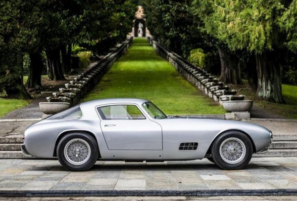 Дизайнът е на Батиста "Пинин" Фарина, а изработката - на Серджо Скалиети. 